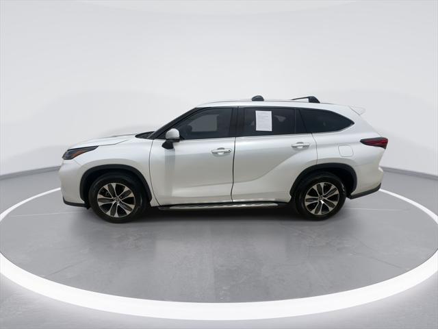 used 2022 Toyota Highlander car, priced at $34,652