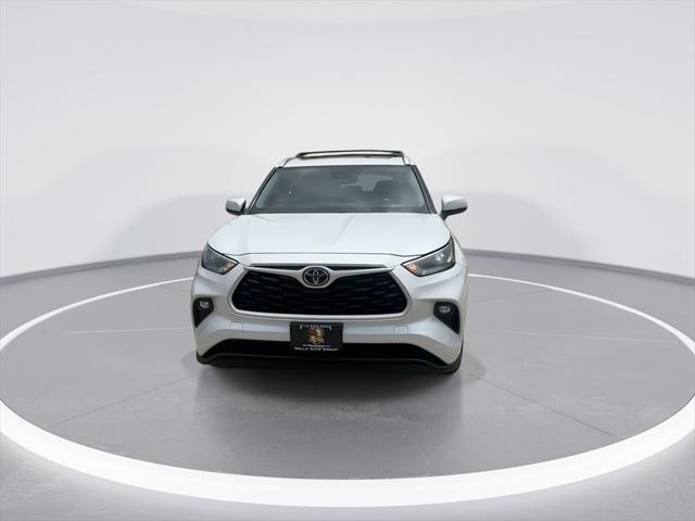 used 2022 Toyota Highlander car, priced at $34,652