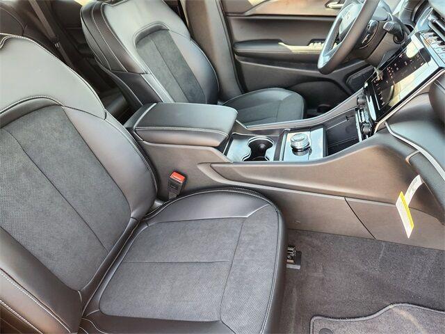 new 2025 Jeep Grand Cherokee car, priced at $44,181