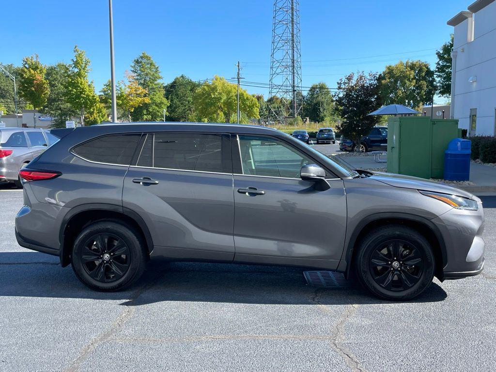 used 2021 Toyota Highlander car, priced at $32,980