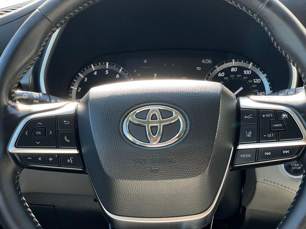 used 2021 Toyota Highlander car, priced at $32,980
