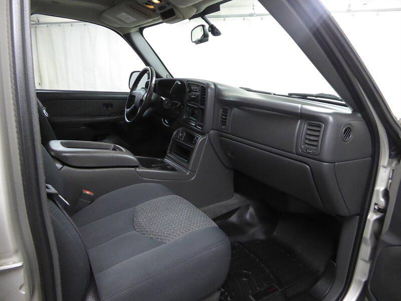 used 2004 Chevrolet Avalanche car, priced at $17,500