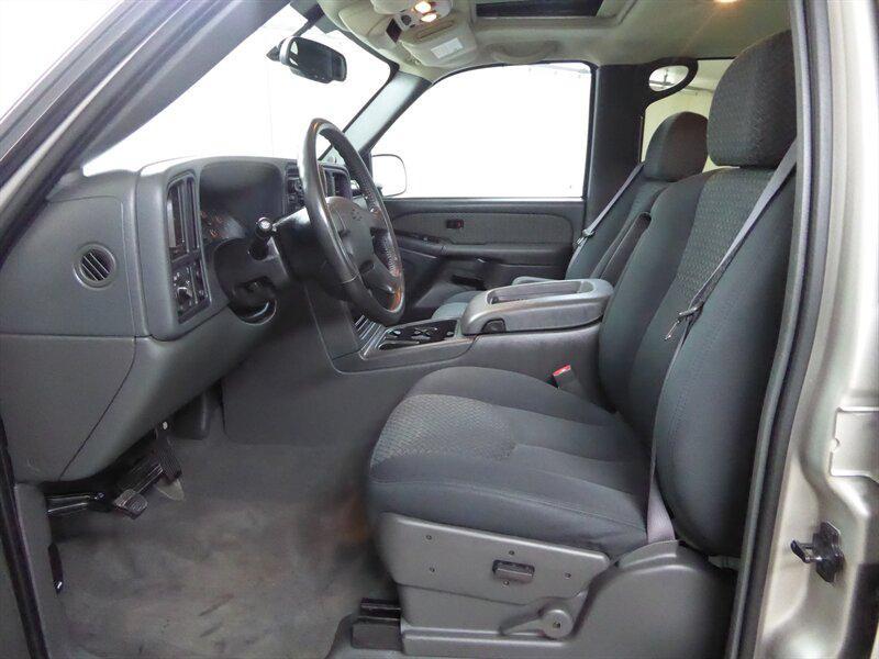 used 2004 Chevrolet Avalanche car, priced at $17,500