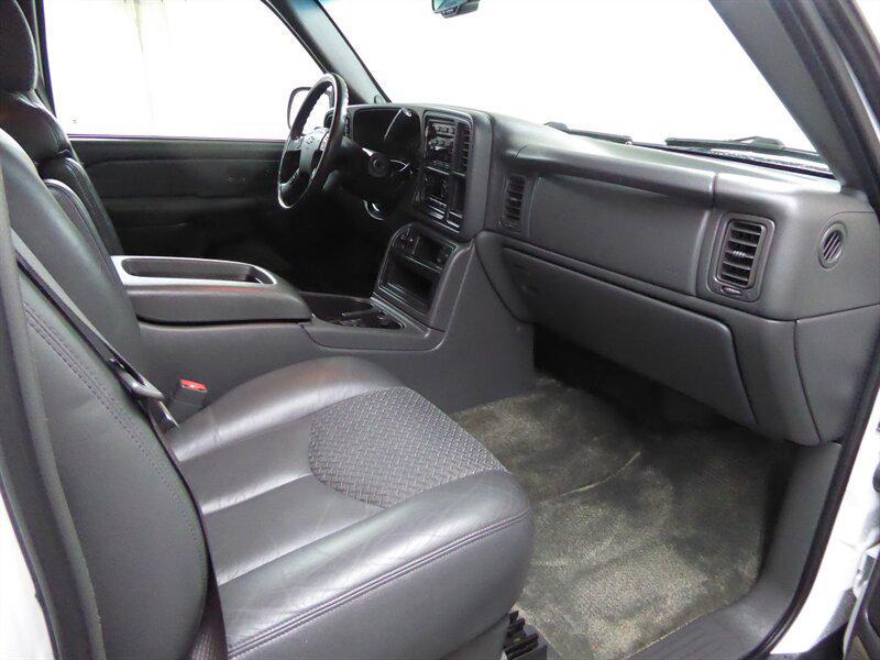 used 2003 Chevrolet Avalanche car, priced at $20,500