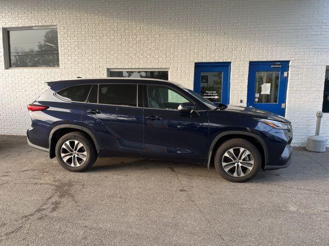 used 2022 Toyota Highlander car, priced at $32,698