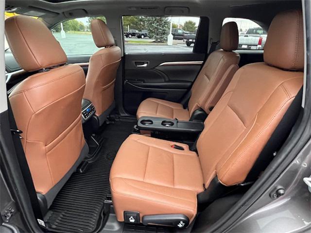 used 2019 Toyota Highlander Hybrid car, priced at $33,500