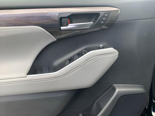new 2025 Toyota Highlander car, priced at $52,943