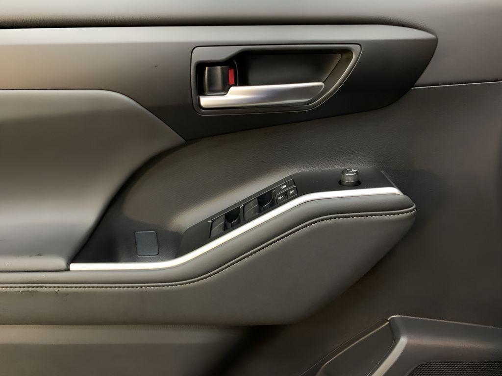 new 2025 Toyota Highlander Hybrid car, priced at $51,992