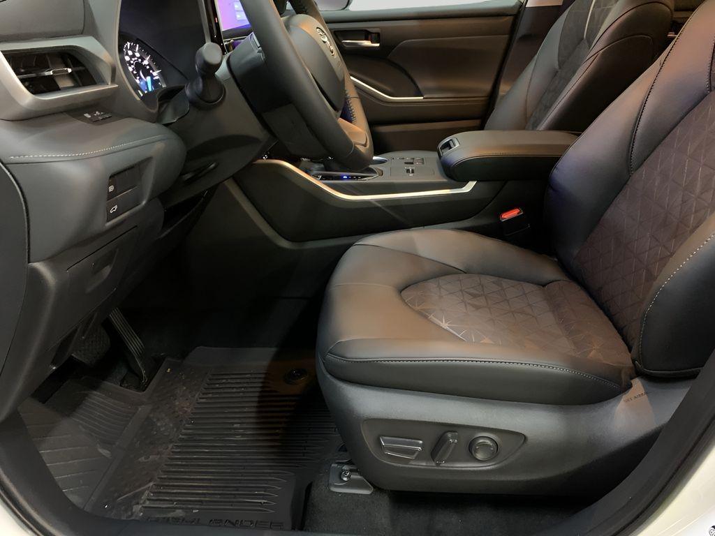 new 2025 Toyota Highlander Hybrid car, priced at $51,992