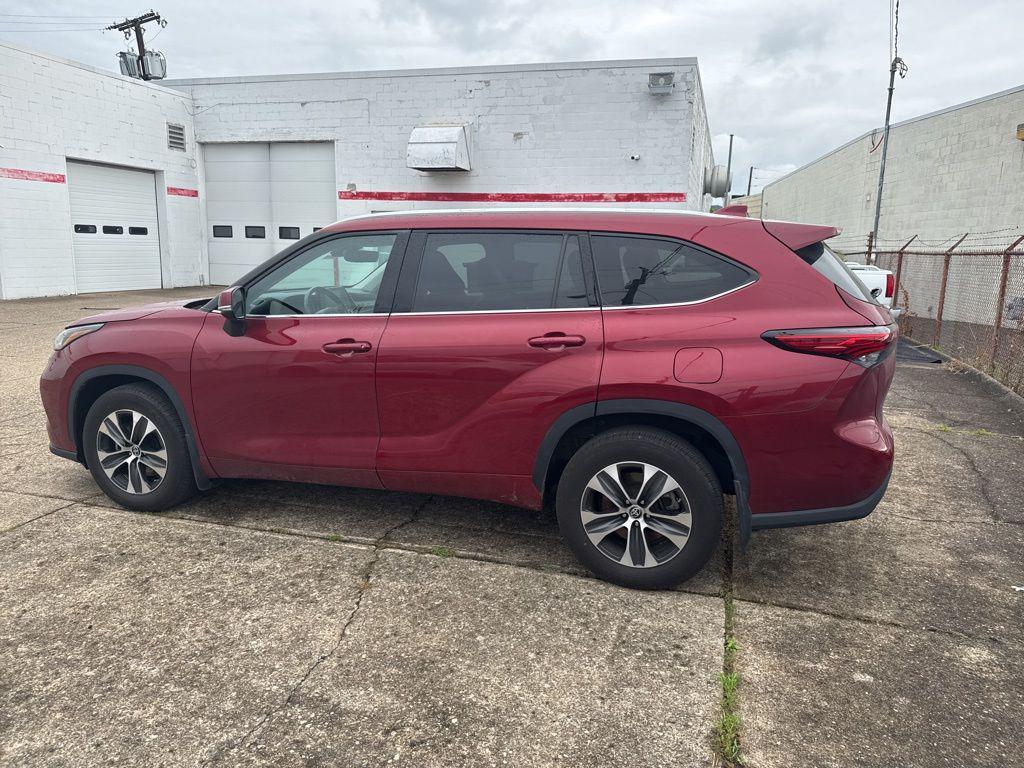 used 2022 Toyota Highlander car, priced at $36,599