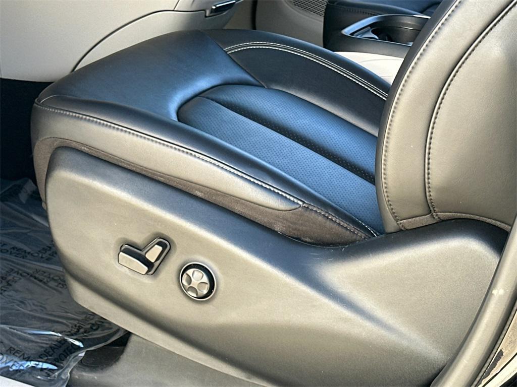 used 2024 Chrysler Pacifica Hybrid car, priced at $26,904