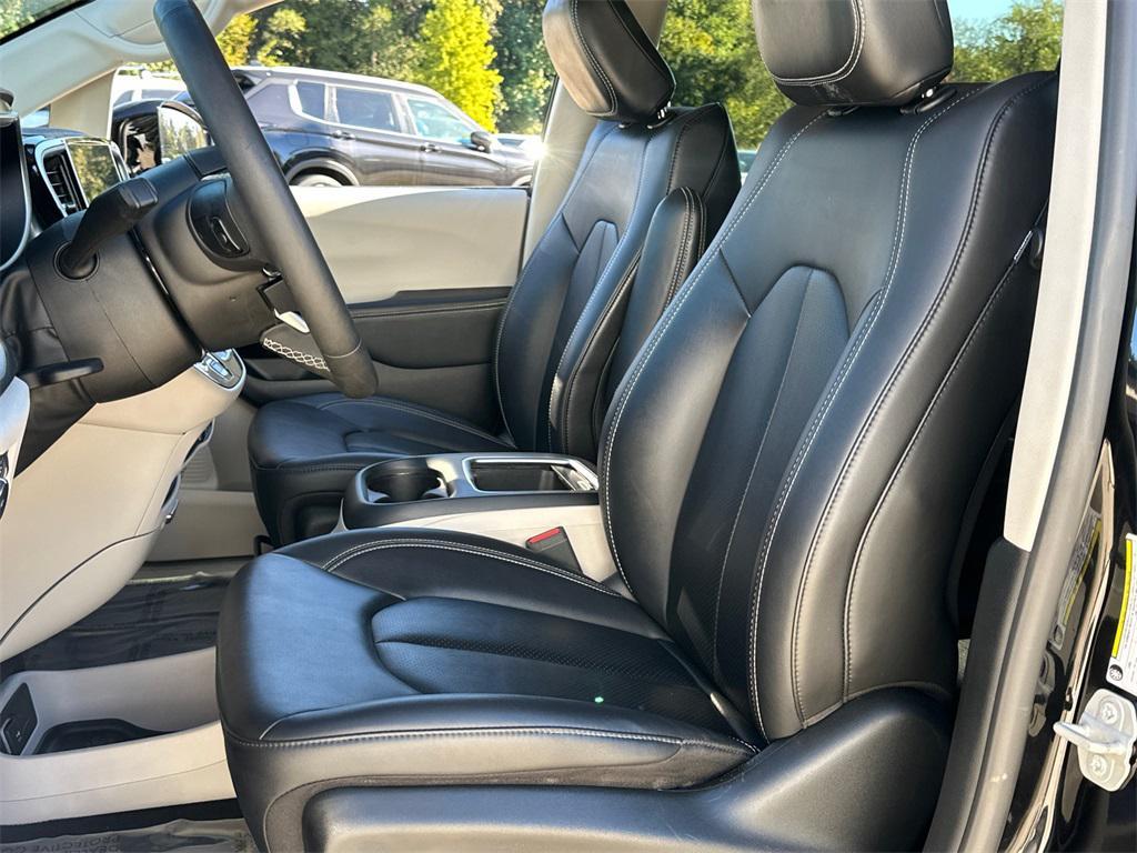 used 2024 Chrysler Pacifica Hybrid car, priced at $26,904