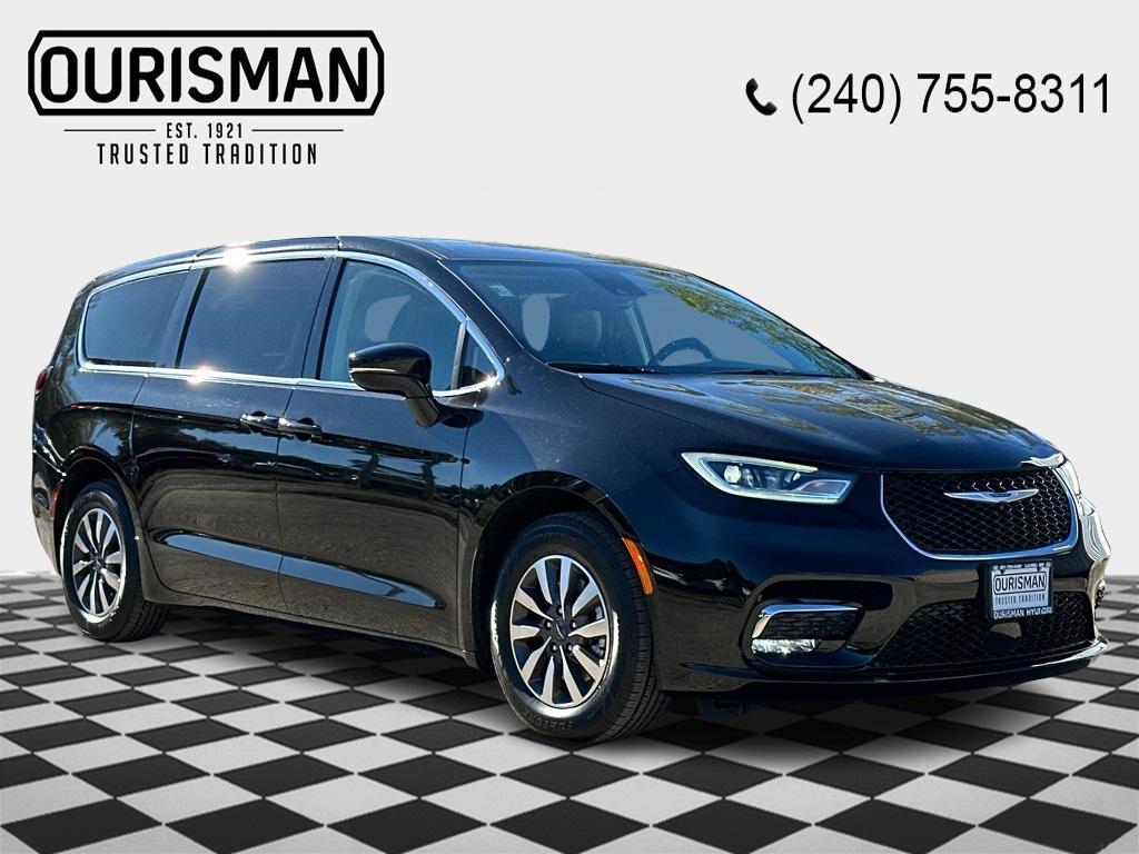 used 2024 Chrysler Pacifica Hybrid car, priced at $26,904