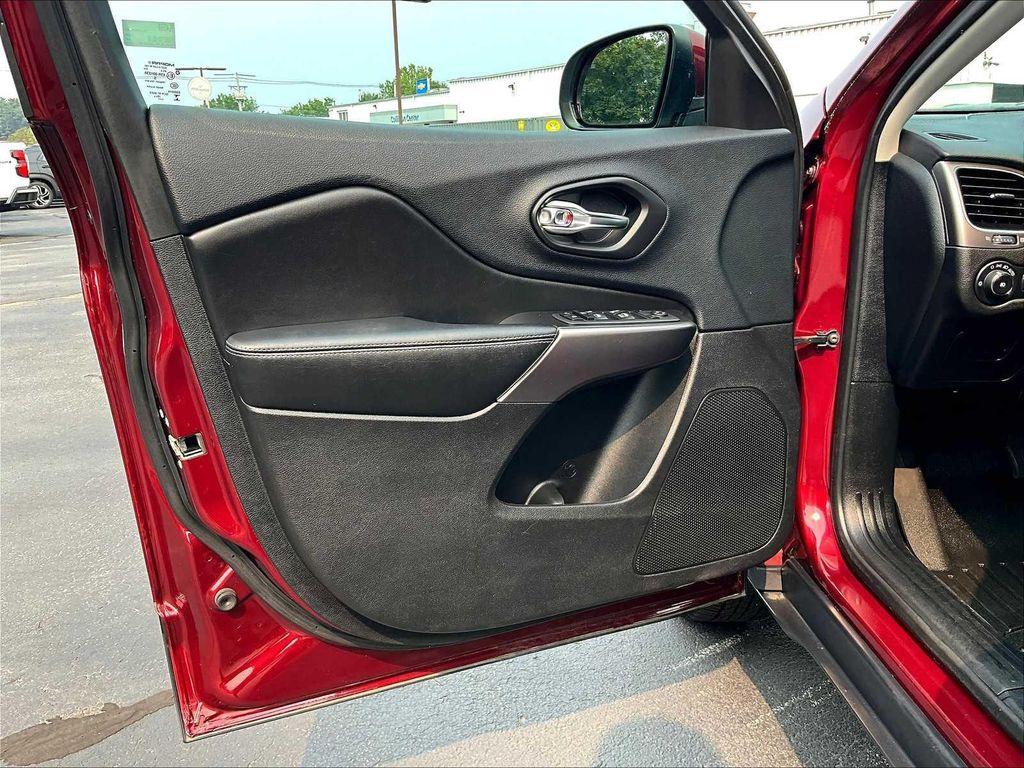used 2020 Jeep Cherokee car, priced at $18,825