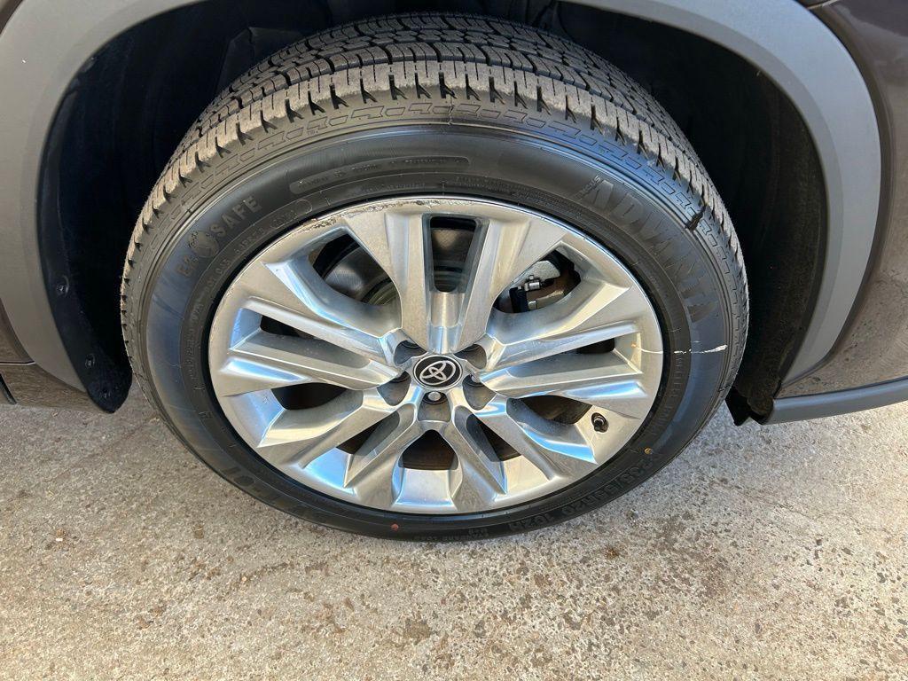 used 2021 Toyota Highlander car, priced at $26,573