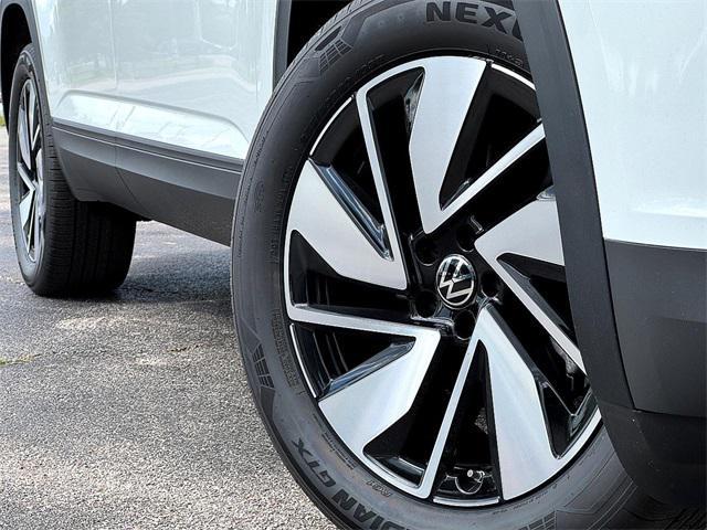 new 2025 Volkswagen Atlas car, priced at $44,156