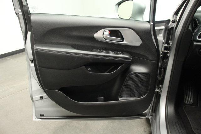 used 2021 Chrysler Pacifica Hybrid car, priced at $29,962