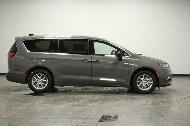 new 2025 Chrysler Pacifica car, priced at $45,920