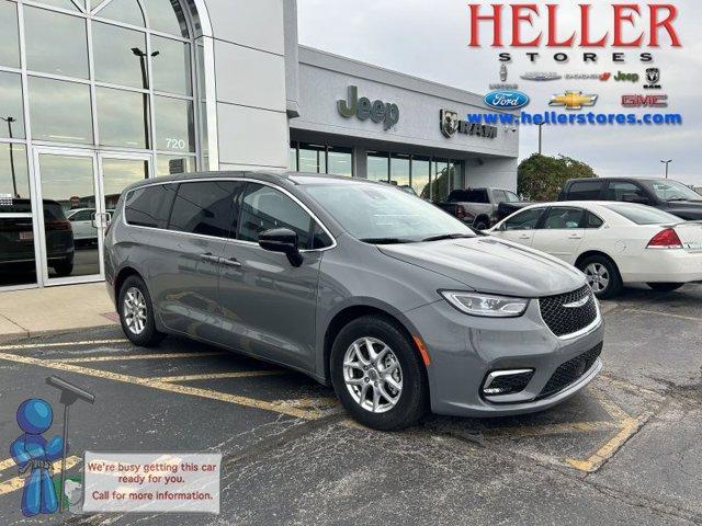 used 2025 Chrysler Pacifica car, priced at $32,962