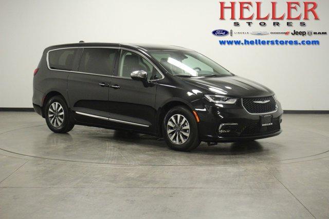 used 2022 Chrysler Pacifica Hybrid car, priced at $37,462