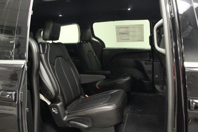 new 2025 Chrysler Pacifica car, priced at $45,315