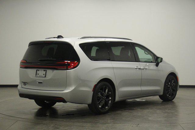 new 2024 Chrysler Pacifica car, priced at $42,762