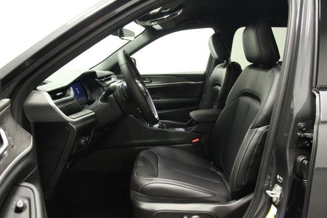 new 2025 Jeep Grand Cherokee car, priced at $50,220