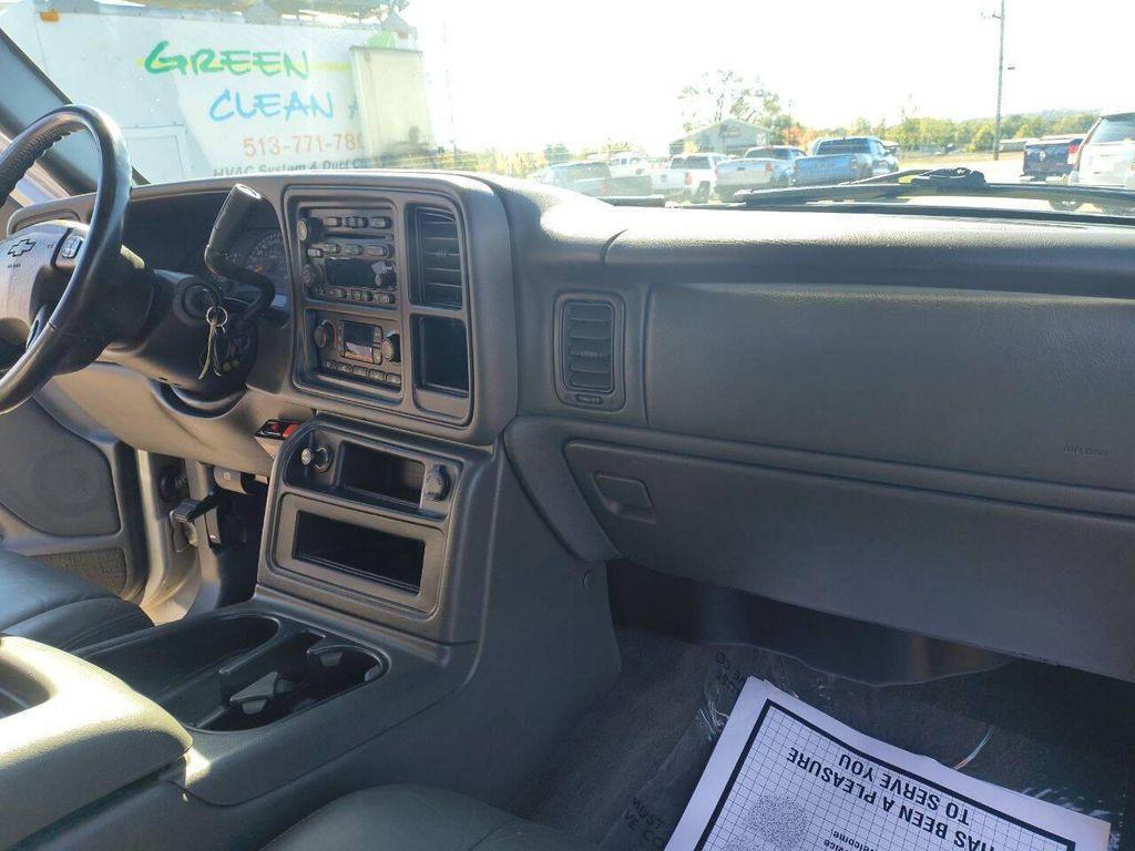 used 2004 Chevrolet Avalanche car, priced at $10,900