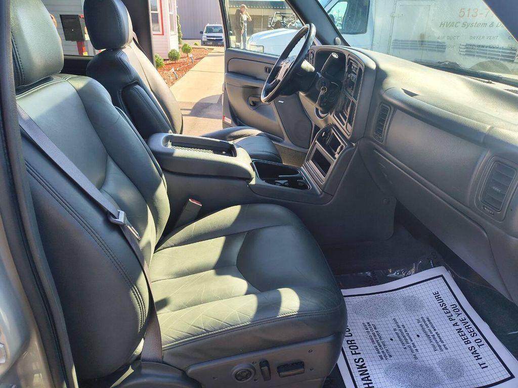 used 2004 Chevrolet Avalanche car, priced at $10,900