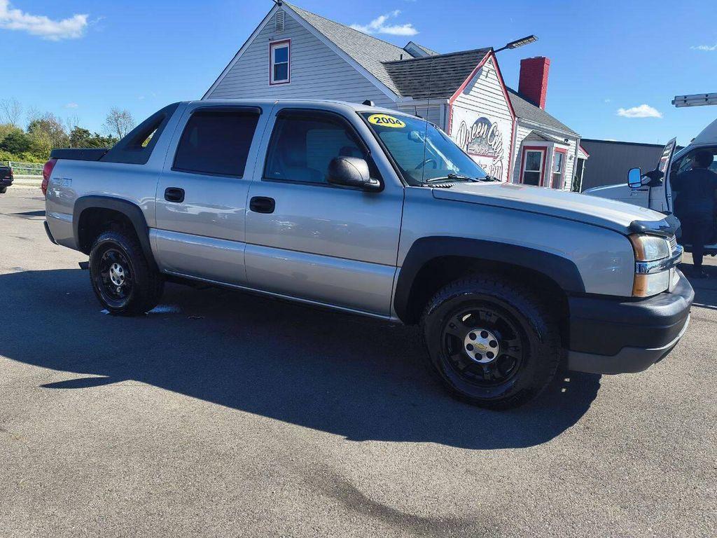 used 2004 Chevrolet Avalanche car, priced at $10,900