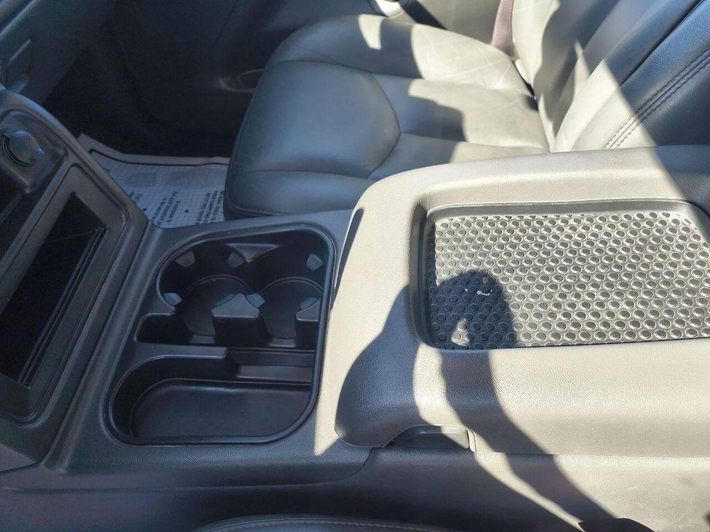 used 2004 Chevrolet Avalanche car, priced at $10,900