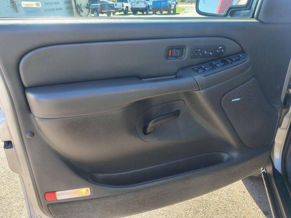 used 2004 Chevrolet Avalanche car, priced at $10,900