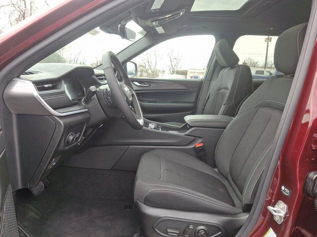 new 2025 Jeep Grand Cherokee car, priced at $43,970