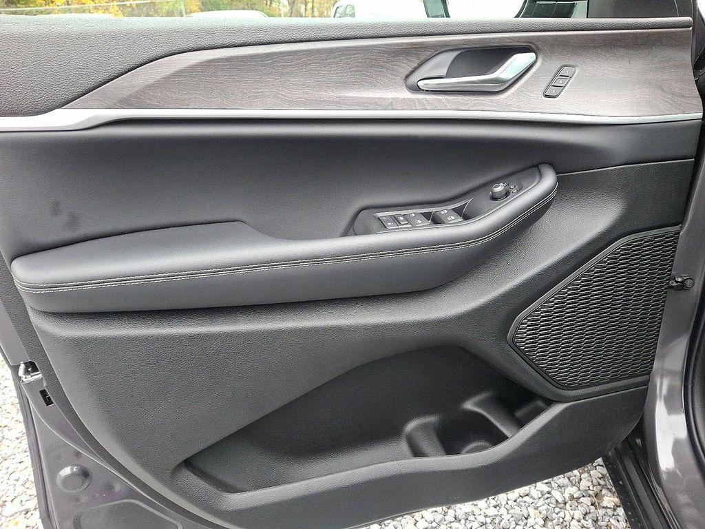 new 2025 Jeep Grand Cherokee car, priced at $52,198