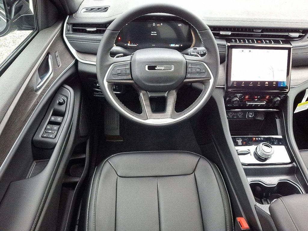 new 2025 Jeep Grand Cherokee car, priced at $52,198