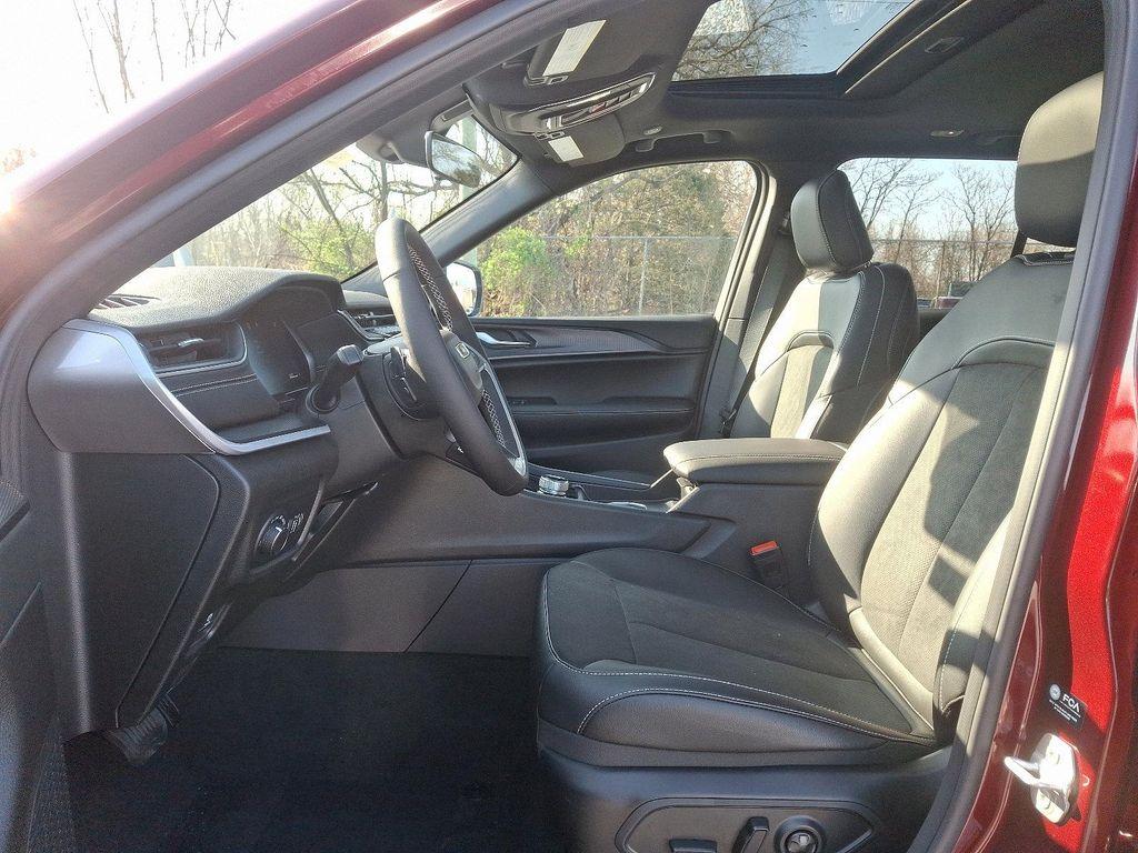 new 2025 Jeep Grand Cherokee car, priced at $47,178