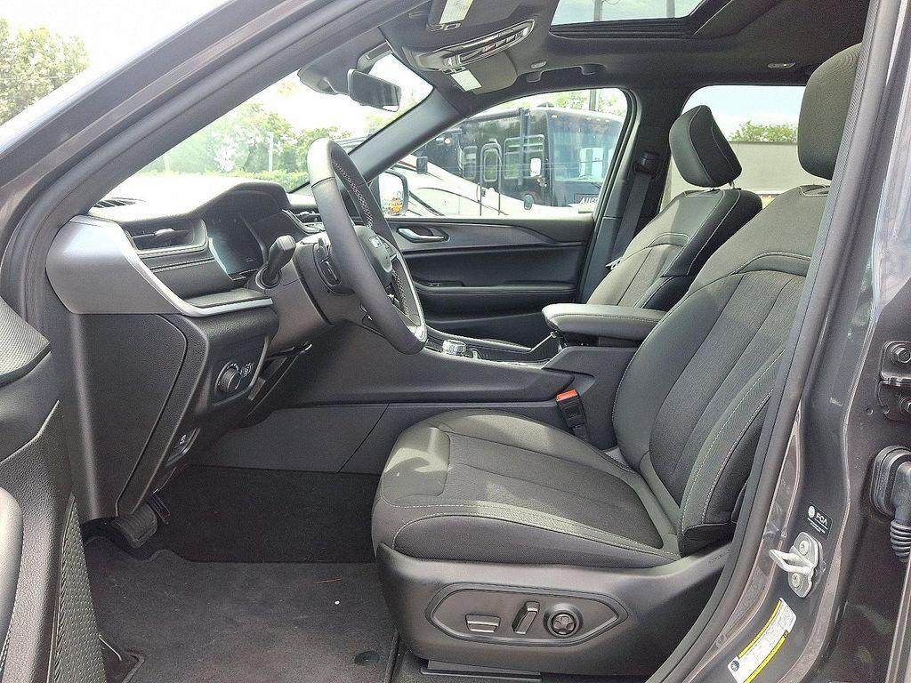 new 2025 Jeep Grand Cherokee car, priced at $43,197