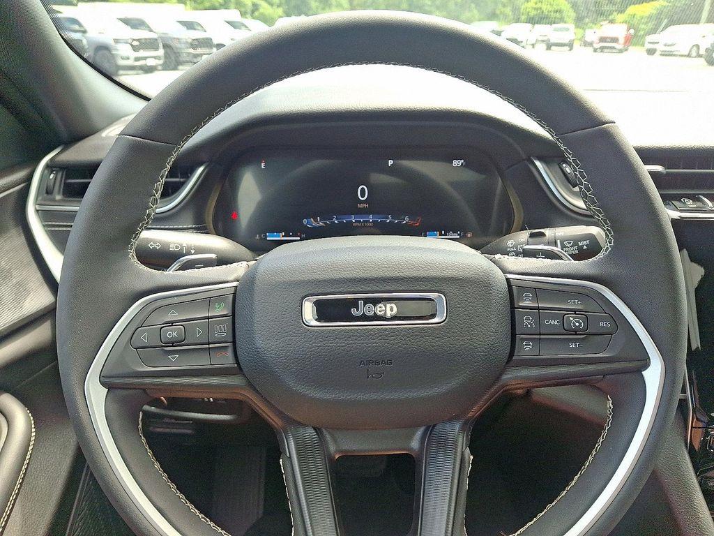 new 2025 Jeep Grand Cherokee car, priced at $43,197