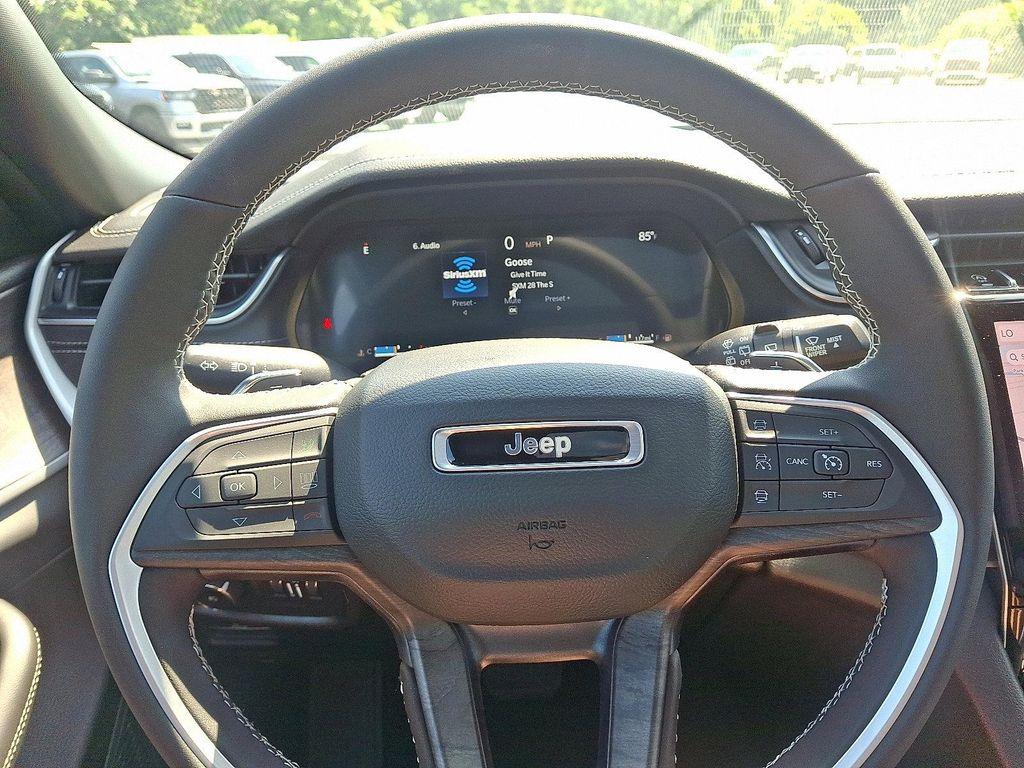 new 2025 Jeep Grand Cherokee car, priced at $51,537