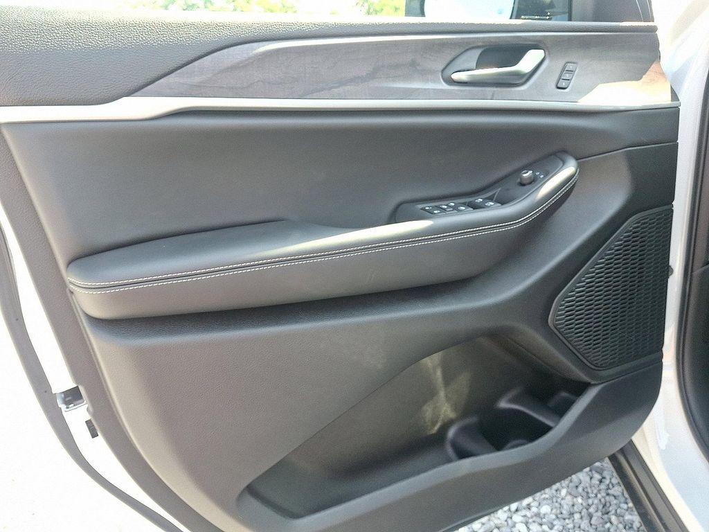 new 2025 Jeep Grand Cherokee car, priced at $51,537