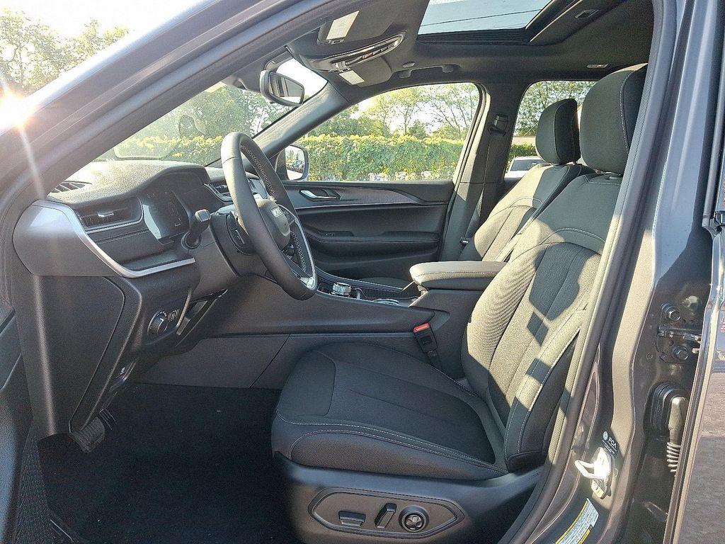 new 2025 Jeep Grand Cherokee car, priced at $41,780