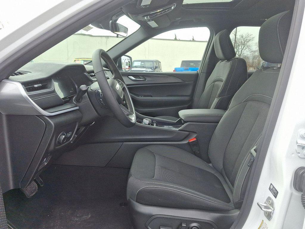 new 2025 Jeep Grand Cherokee car, priced at $42,660
