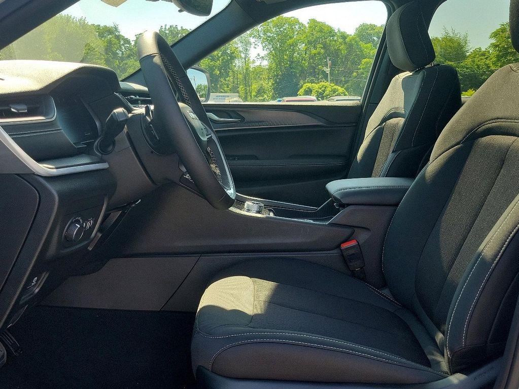 new 2025 Jeep Grand Cherokee car, priced at $43,970