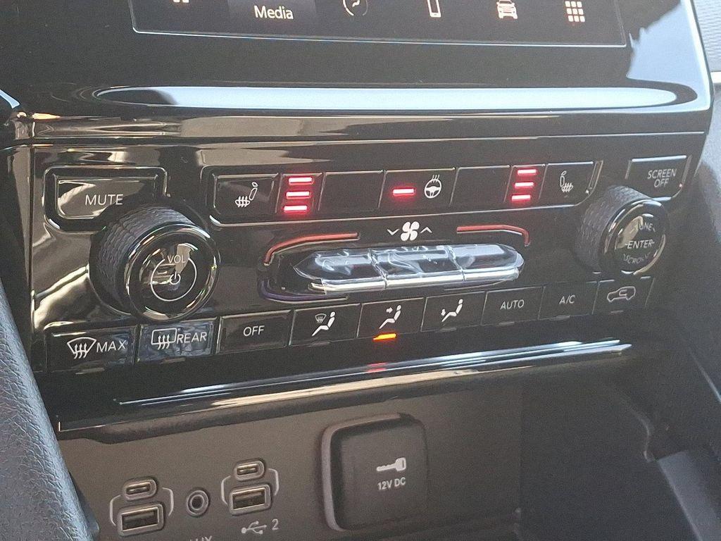 new 2025 Jeep Grand Cherokee car, priced at $43,970