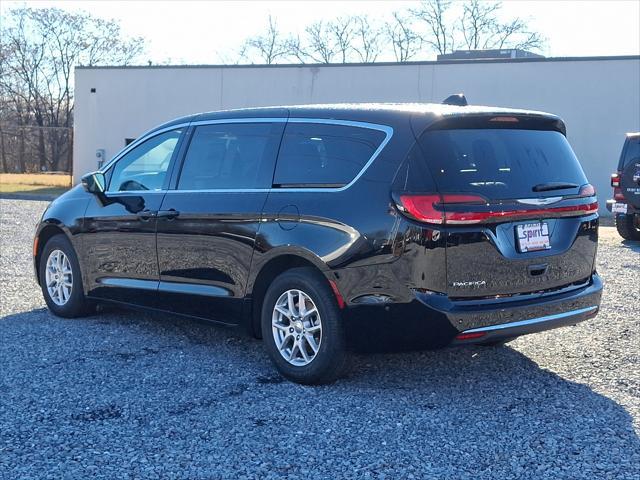 new 2025 Chrysler Pacifica car, priced at $45,425