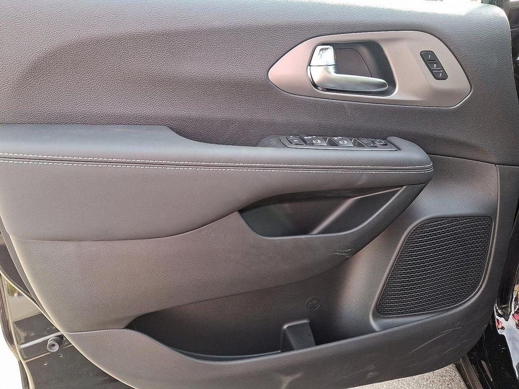 new 2025 Chrysler Pacifica car, priced at $47,320