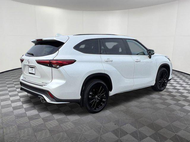 used 2023 Toyota Highlander car, priced at $38,497