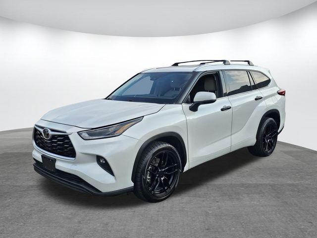 used 2021 Toyota Highlander car, priced at $26,000