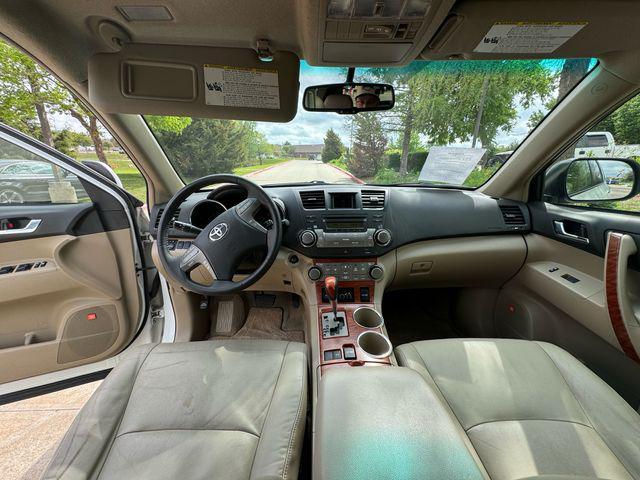 used 2009 Toyota Highlander car, priced at $11,875