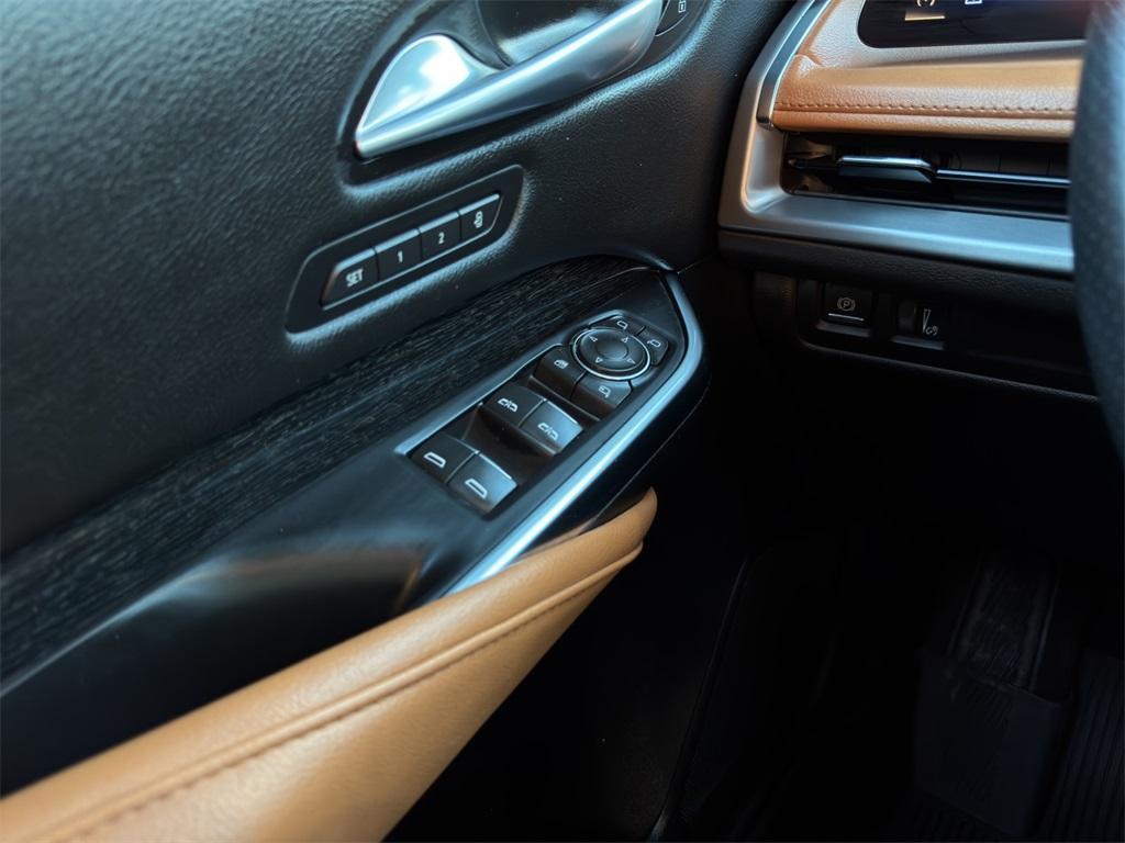 used 2024 Cadillac XT4 car, priced at $35,992